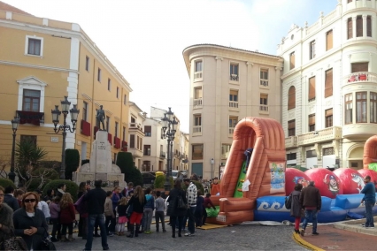 Oliva registra gran afluencia de público y ambiente en el Mercado de Navidad de ACCO