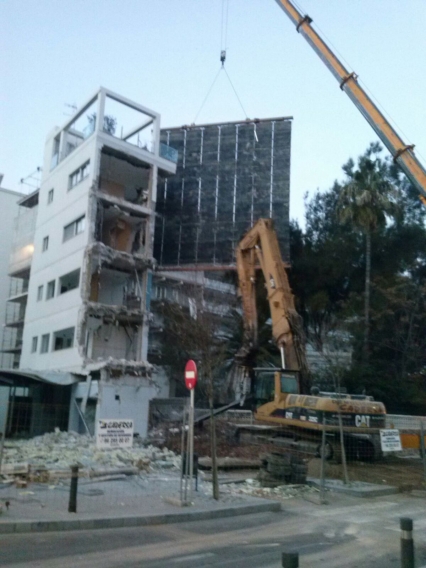 Primer derribo de un bloque de apartamentos ilegales en la playa de Gandia
