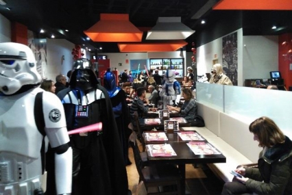 La asociación Tarkin Boys visita el centro comercial La Vital en Gandia