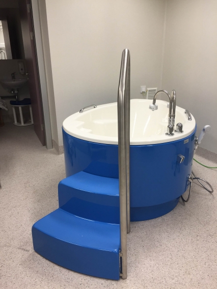 El Hospital de Gandia instala una bañera de dilatación para disminuir el dolor previo parto