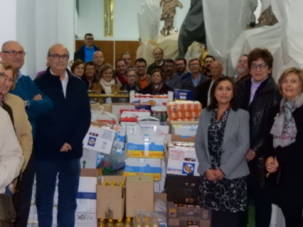 La Junta de Hermandades de Gandia entrega casi 3.000 kilos de alimentos a Cáritas Gandia