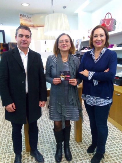 La Asociación de Comerciantes de Oliva premia a una olivense con una Tarjeta Regalo de 500 euros