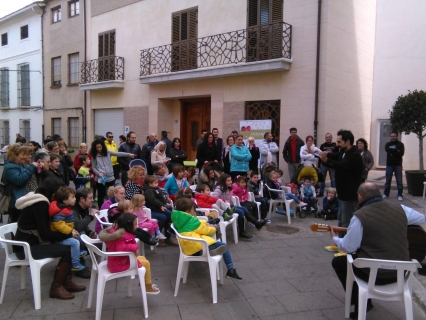 Magia, música y baile en el Mercado del Trenet en Vilallonga