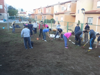 El Centro FP la Safor de Beniarjó instala un huerto en la escuela de Villalonga