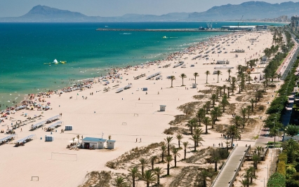 Gandia reduce el gasto en Fitur un 60% al fletar un autobús el día de la apertura al público