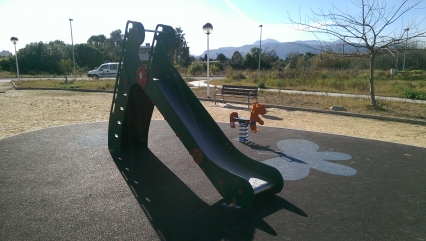 Tavernes invierte 30.000 euros en trabajos de suministro e instalación de juegos en parques y jardines