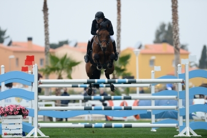 Jamal Rahimov, del Centro Ecuestre Oliva Nova, consigue la victoria en la prueba reina del día