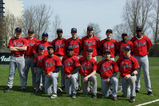 El equipo Senior del Spiaggia Gandia Béisbol Club se enfrenta a un equipo holandés