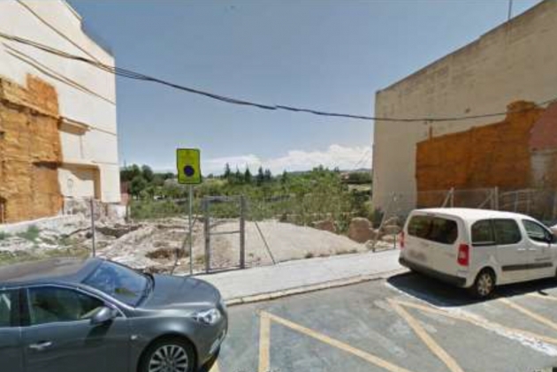 El solar junto al colegio Carmelites debe volver a sus dueños tras 20 años de inactividad