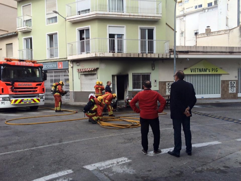 Un incendio en el Grau de Gandia se salda con un herido y cinco atendidos