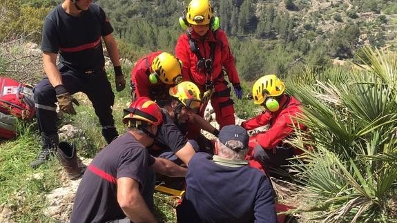 Rescatan de una cueva a un montañero herido en Gandia