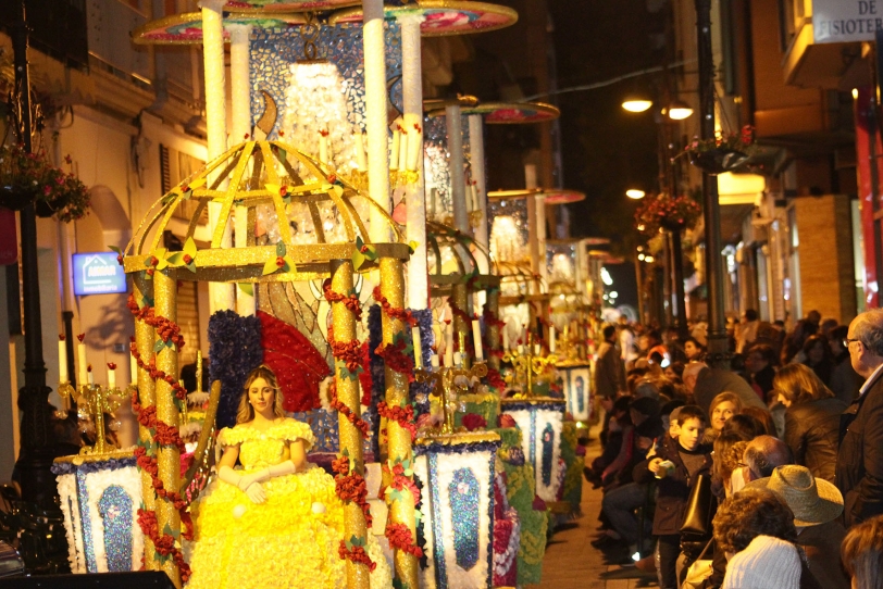 Las Fallas de Gandia sacan su crítica y sátira por las calles de la ciudad