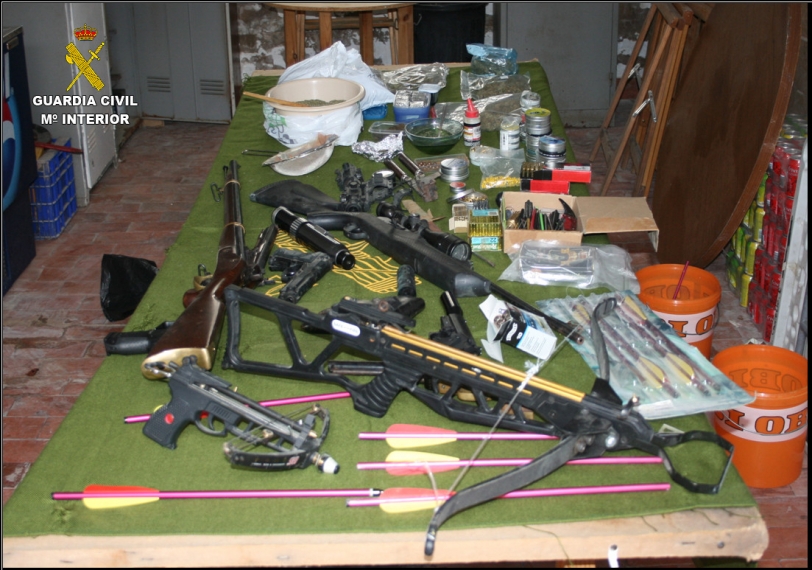 La Guardia Civil de Tavernes halla un arsenal de armas en una vivienda