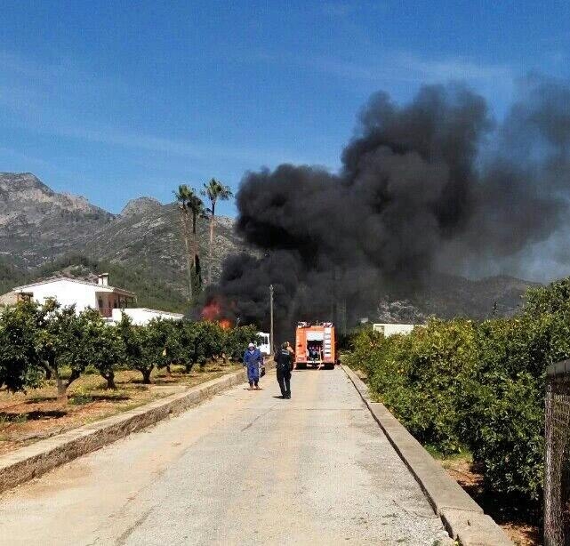 Un camión arde en la zona de Marxuquera sin que haya heridos