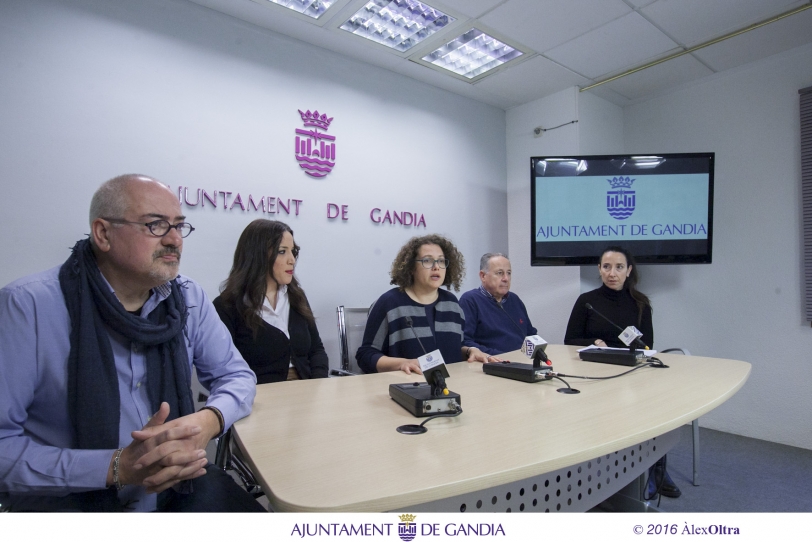 Los comerciantes del centro de Gandia sacan sus productos a la calle