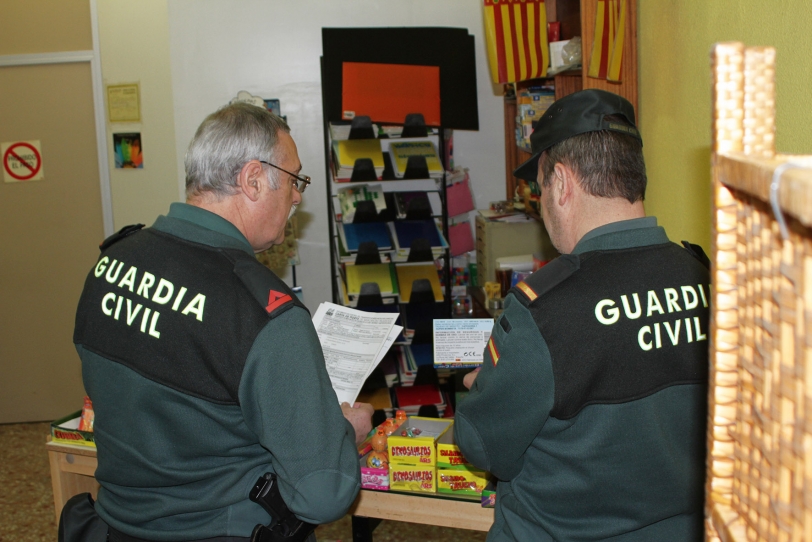 La Guardia Civil inspecciona locales de venta de cohetes en Gandia