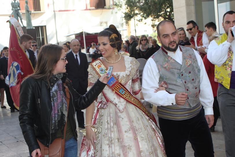 Las Falleras Mayores de Gandia atienden a Cope entre visita y visita