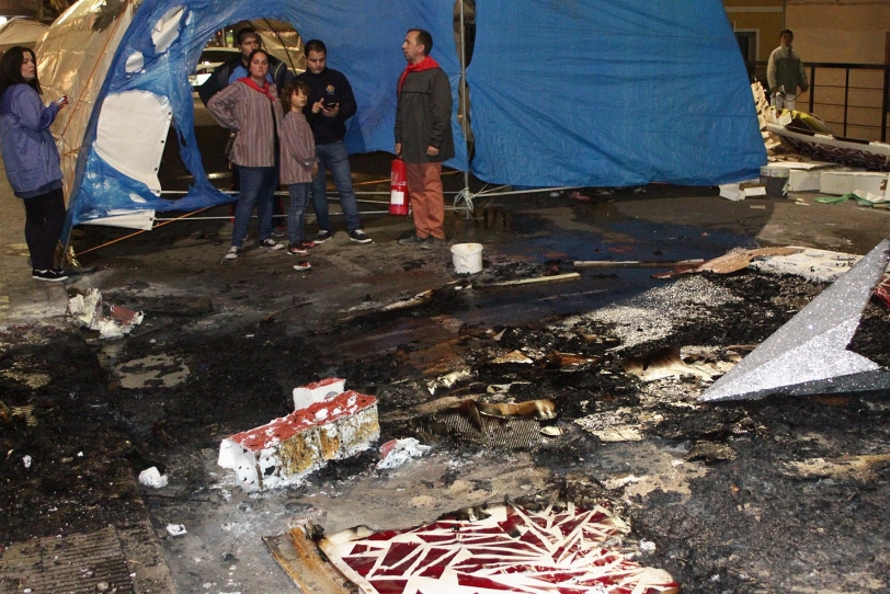 Arde la calle adornada de la falla Marqués de Campo por un cohete