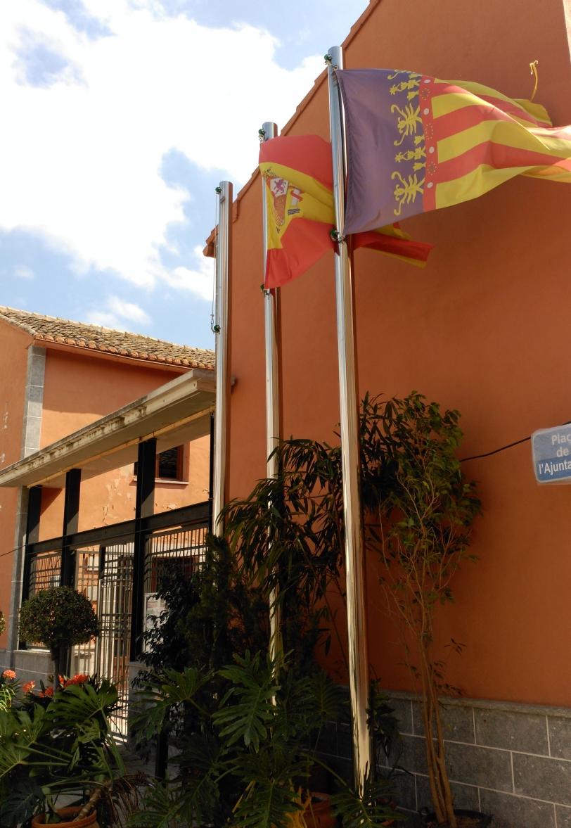 Potries retira la bandera de la UE en protesta por los refugiados sirios
