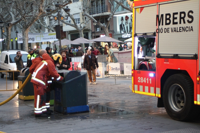 Arde un contenedor soterrado en el Paseo Germanías de Gandia