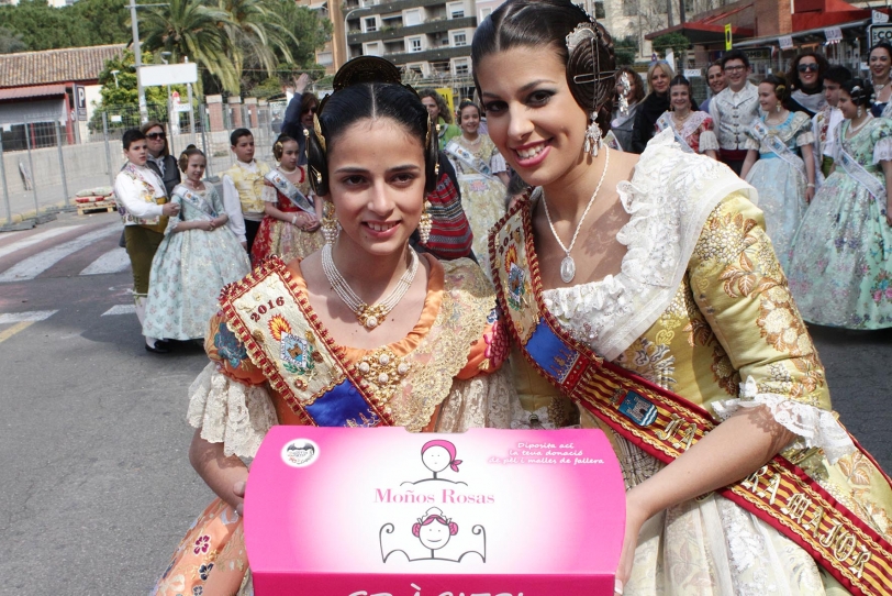 Las Fallas de Gandia se suman a la recogida de Moños Rosas