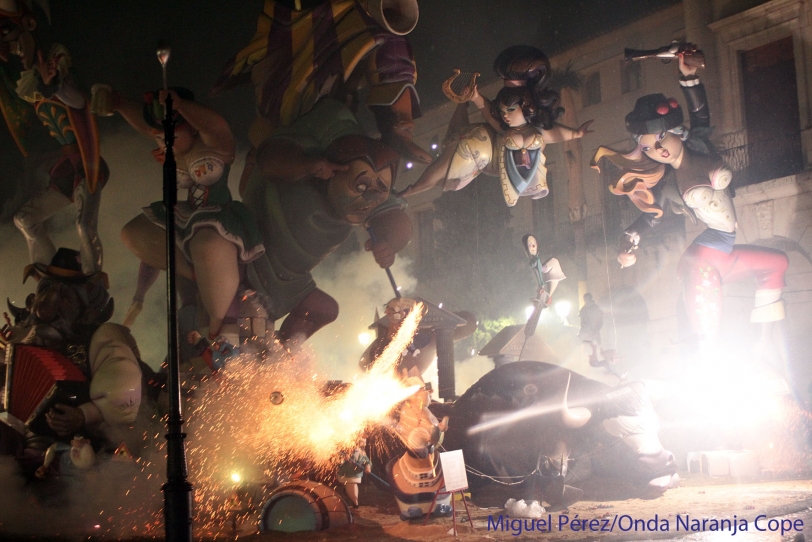La quema de la Falla del Mercat cierra las Fallas de Gandia de 2016