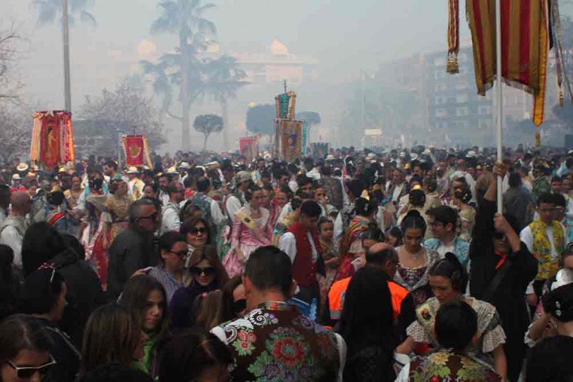 La Ofrenda de las Fallas de Gandia registra más de 3.000 ramos de flores