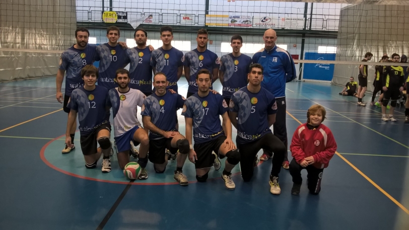 Los jugadores del Club Volei Oliva juegan dos sets sin árbitro en Ibi