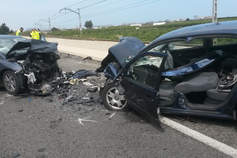 Tres heridos en un choque frontal en la N-332 entre Xeraco y Tavernes