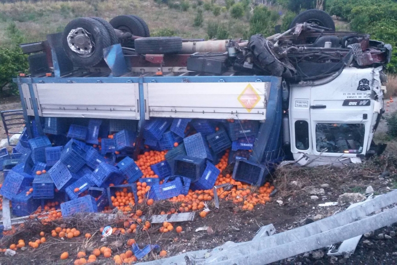 Un camión de naranjas vuelca al salirse de la N-332 en Xeraco