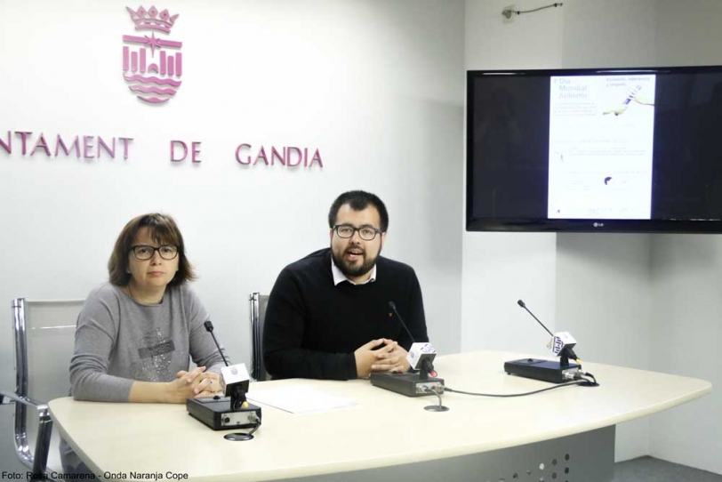El Ayuntamiento de Gandia se ilumina de azul a favor de los autistas