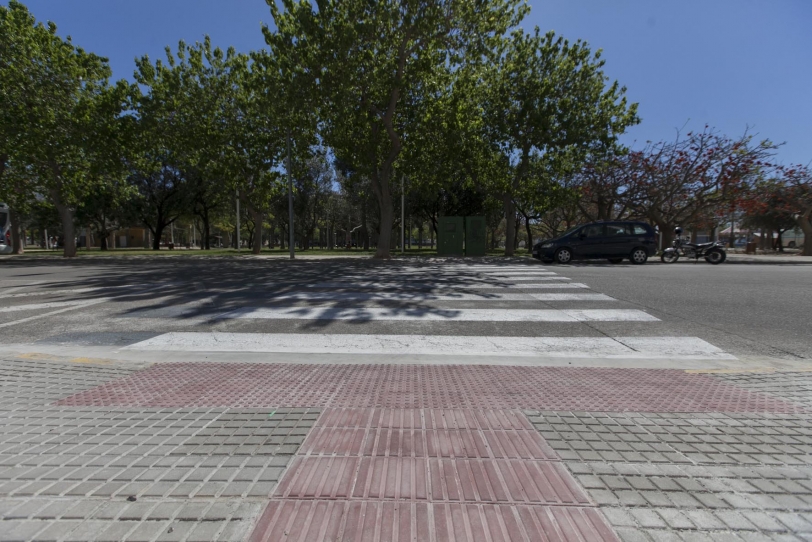 Gandia mejora la accesibilidad de calles colocando rampas