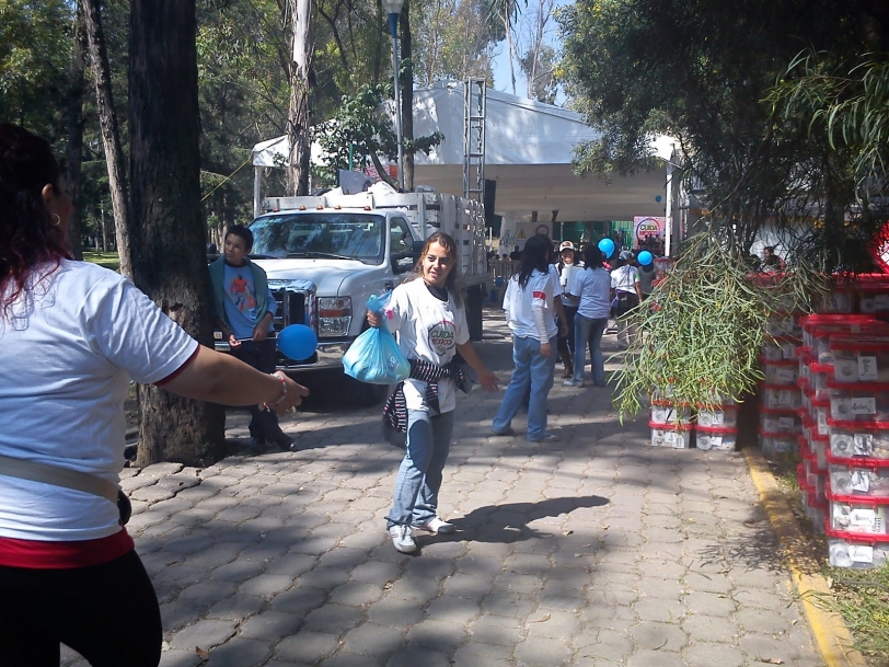 Se pide ayuda para una cadena humana y cargar lo conseguido