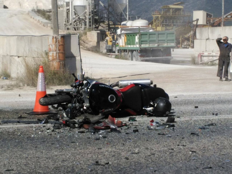 Una moto y una furgoneta chocan en la carretera Oliva-Pego