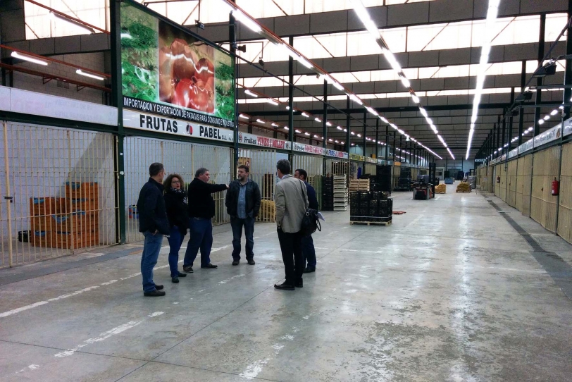 La concejala de Comercio visita el Mercado de Abastos de Gandia