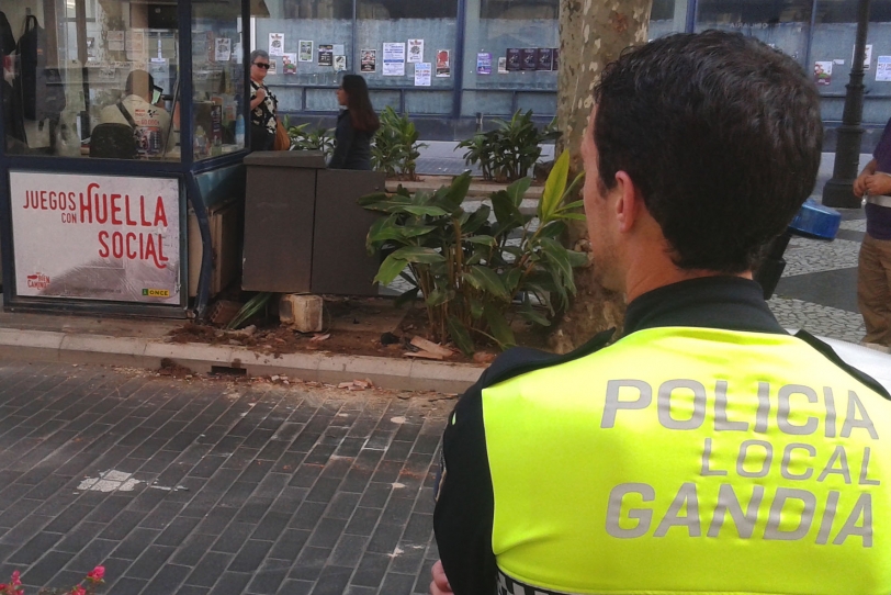 Un vehículo choca contra la caseta de la ONCE en el paseo de Gandia