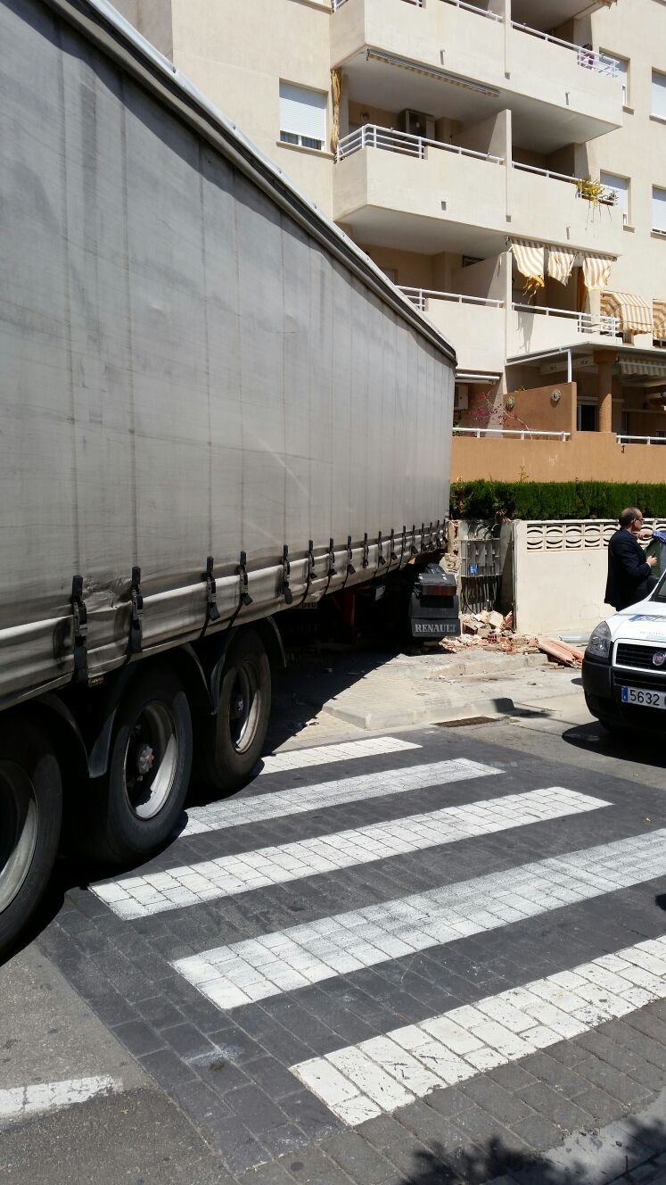 Un camión se empotra dentro de un edificio en el Grau de Gandia