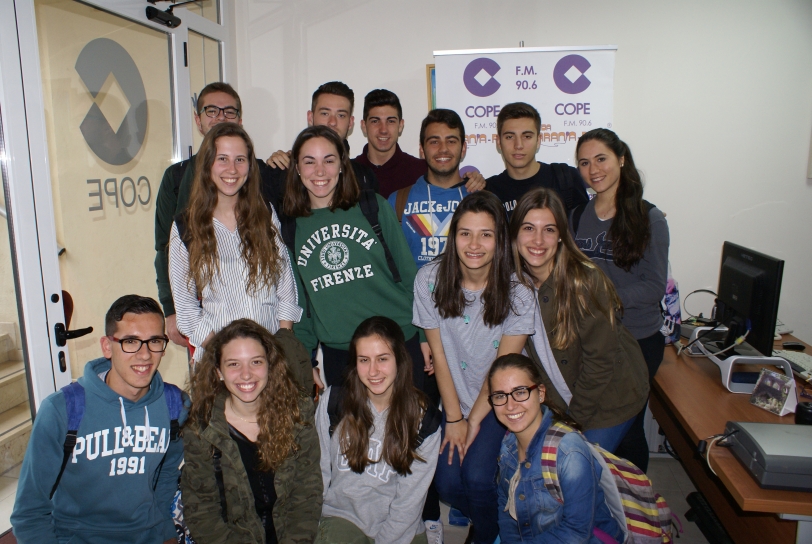 Los alumnos del taller de radio de Escolapias visitan Onda Naranja COPE