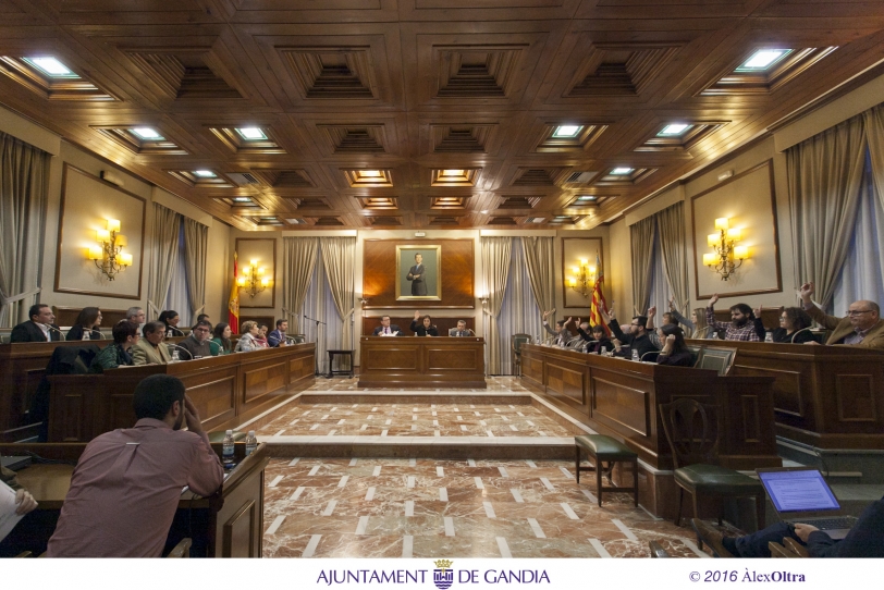 La alcaldesa de Gandia impide votar en el pleno al popular Guillermo Barber