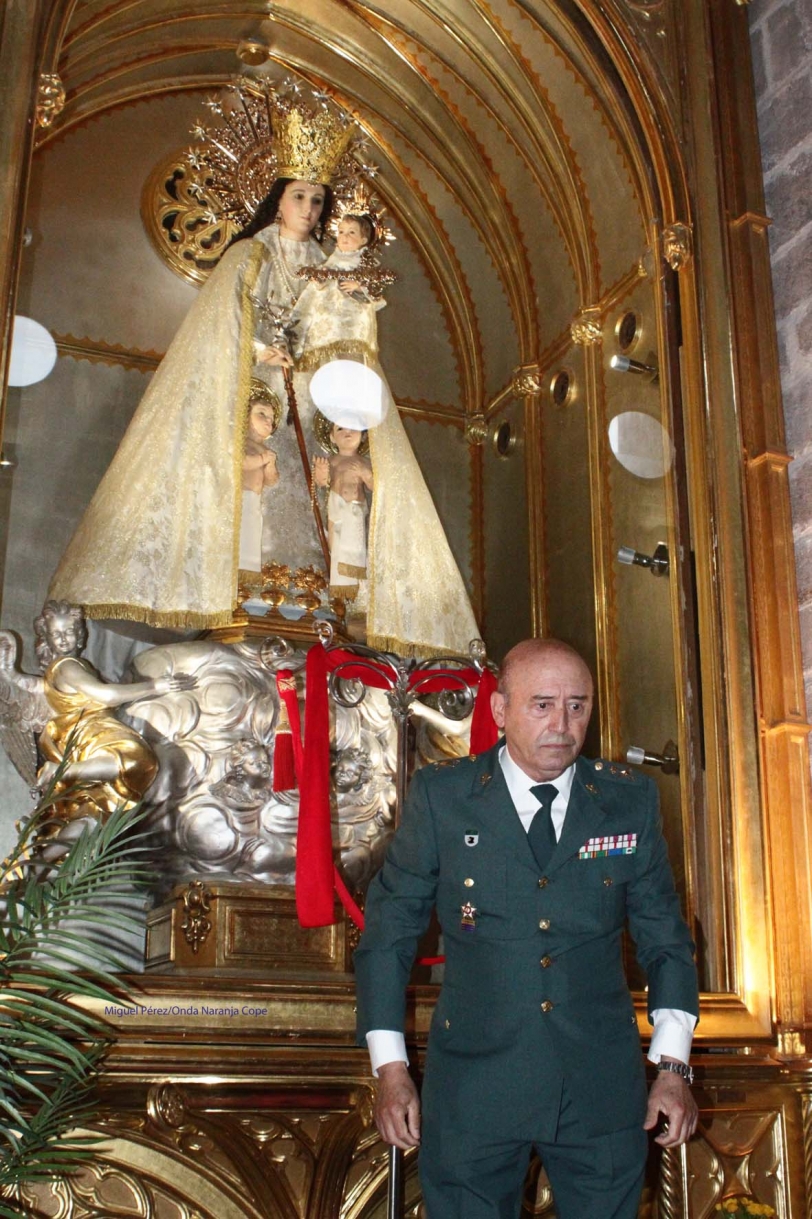 El General Fayos impone el fajín de 'Generala' a la Virgen en Gandia