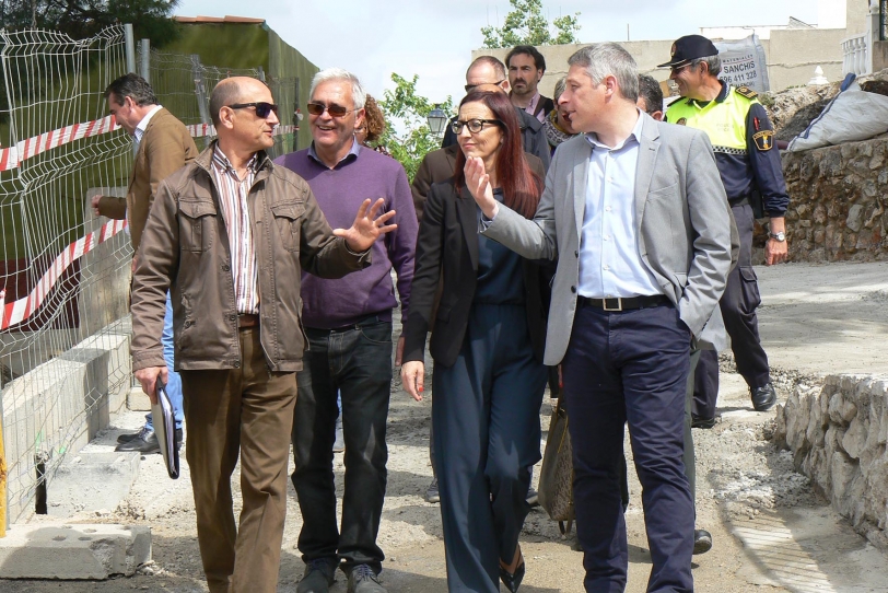 La vicepresidenta de la Diputación visita las obras de inversiones en Oliva