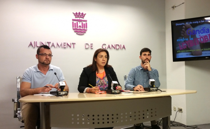 Gandia se concentra con motivo del Día Mundial contra la LGTBI Fobia
