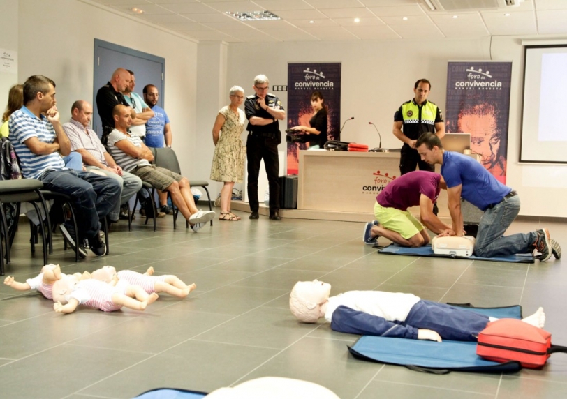 Dos agentes de la Policía Local de Gandia salvan la vida a un turista