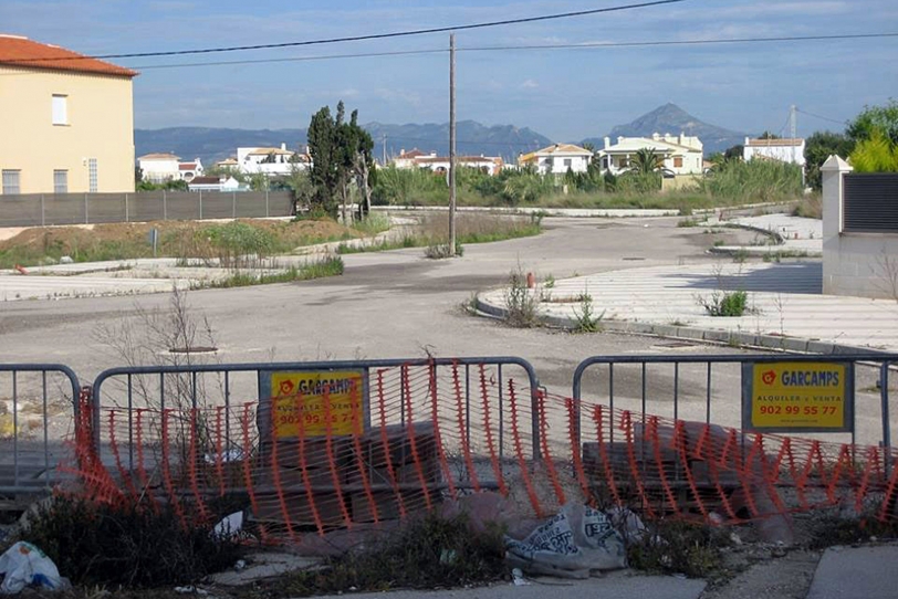 Un acuerdo entre vecinos y ayuntamiento pone fin a Aigua Blanca IV en Oliva