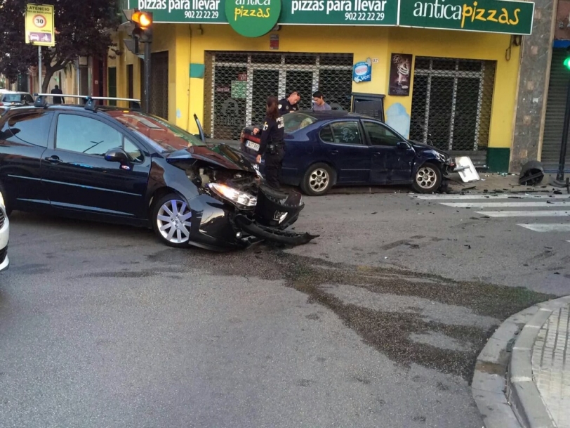 Un choque frontolateral se salda con dos heridos leves en Gandia
