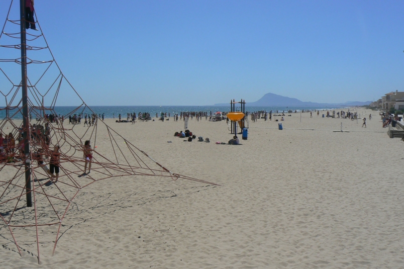 Costas autoriza las instalaciones temporales en las playas de Oliva