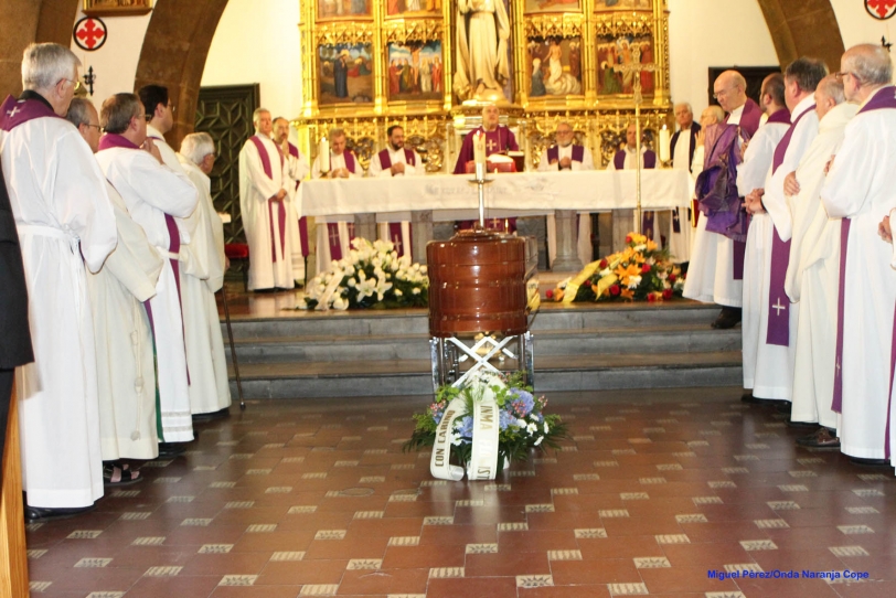 Una abarrotada iglesia para darle el último adiós al jesuíta Padre Puig