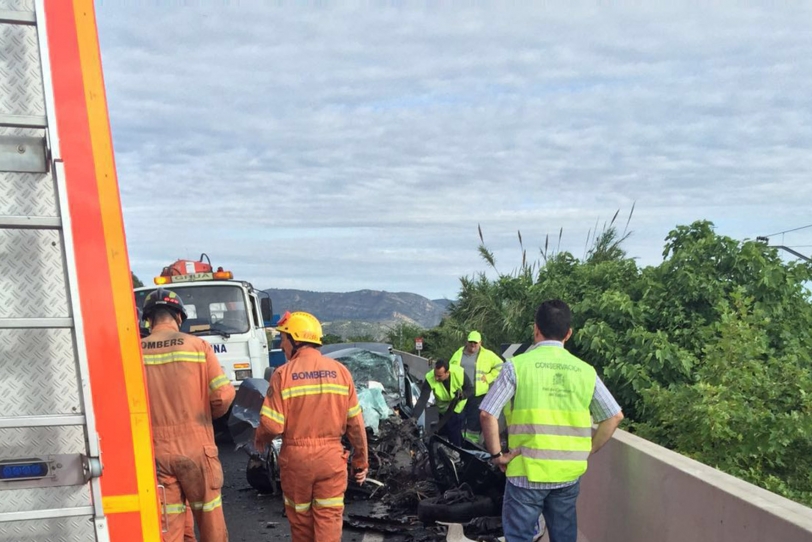 El fuerte impacto ha dejado el vehículo destrozado en la N-332 en Gandia