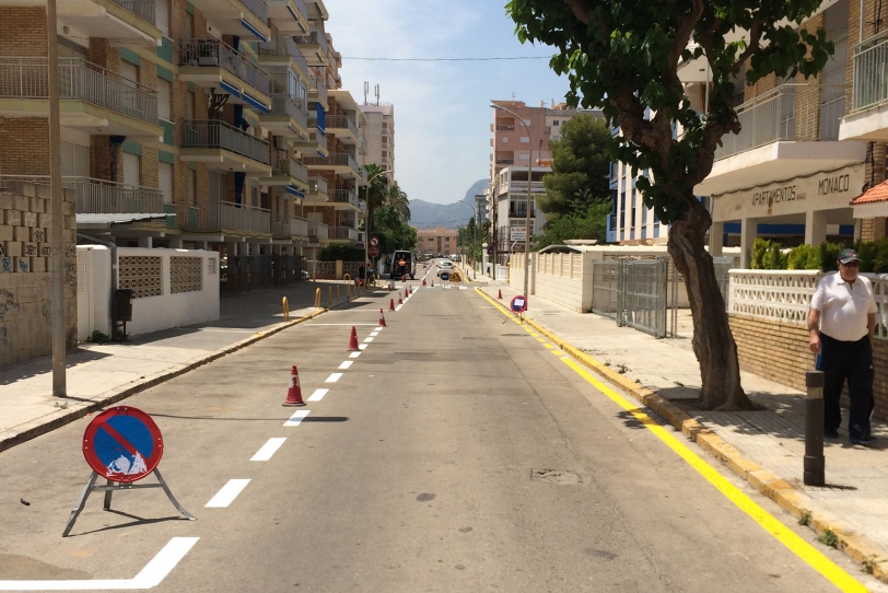 Gandia prohíbe aparcar sobre las aceras en el casco antiguo de la playa