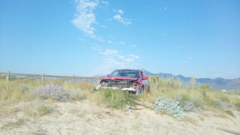 Un vehículo destroza dunas protegidas de la playa del Auir en Gandia